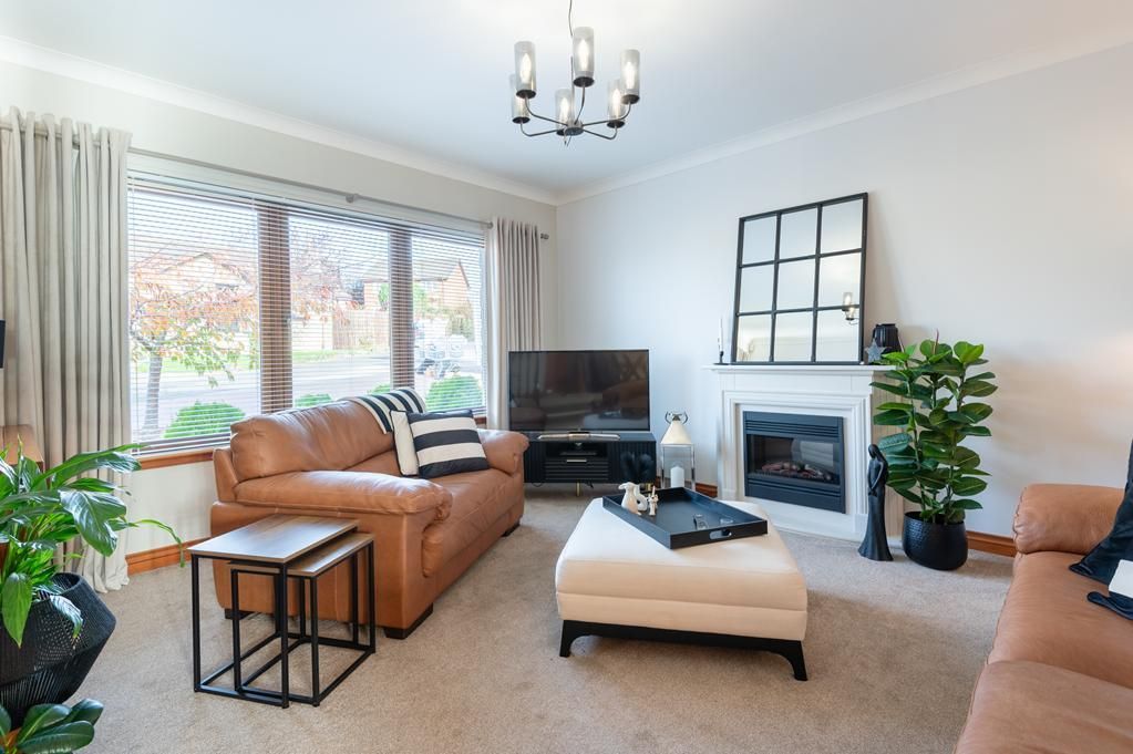 Property photo 3 of 21 Lev1395Pem Lounge.Jpg