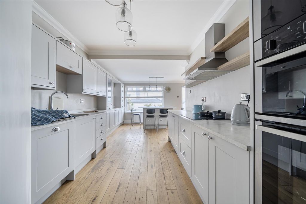 Property photo 3 of 18 Kitchen