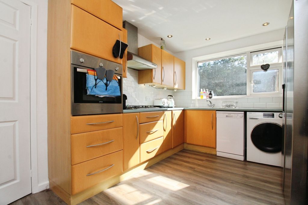 Property photo 3 of 11 Pbox-Kitchen-338935.Jpg