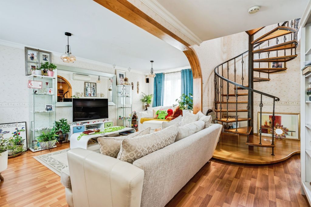 Property photo 2 of 17