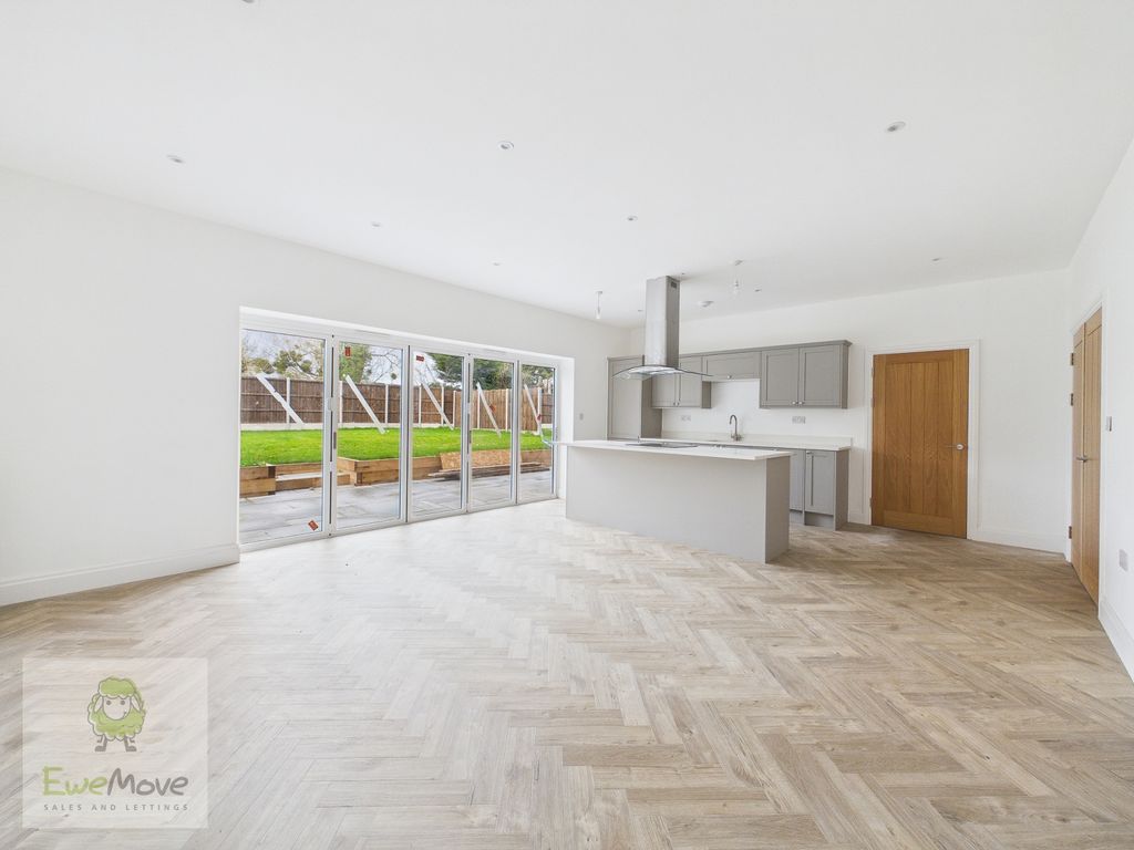 Property photo 3 of 27 Kitchen Dining Area