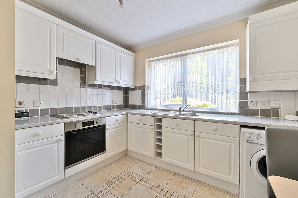 Property photo 2 of 10 Kitchen