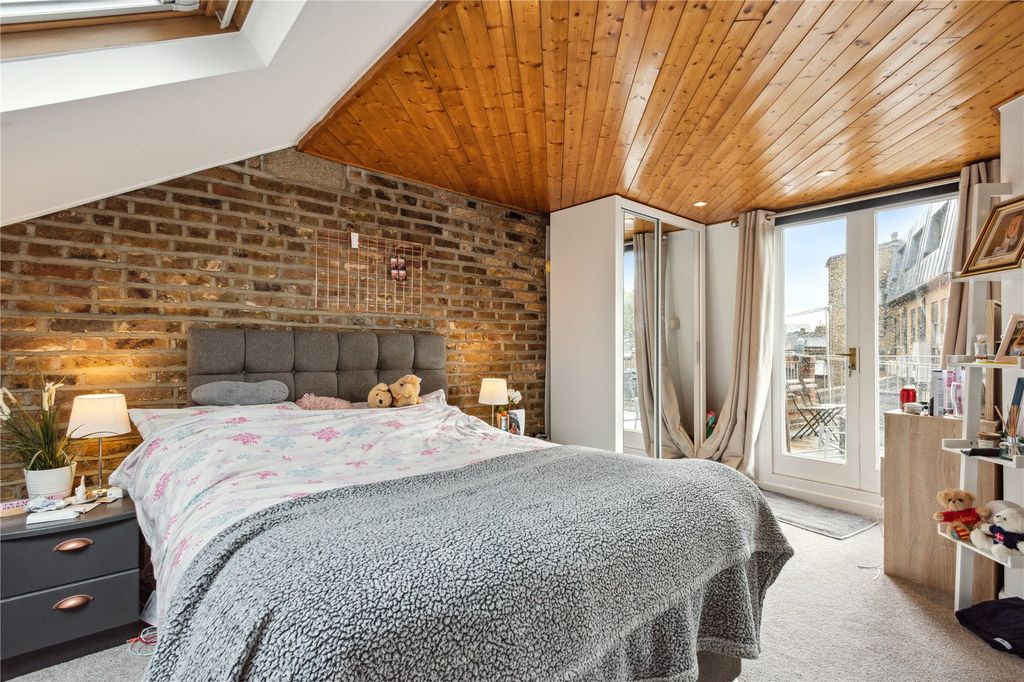 Property photo 1 of 8 Bedroom