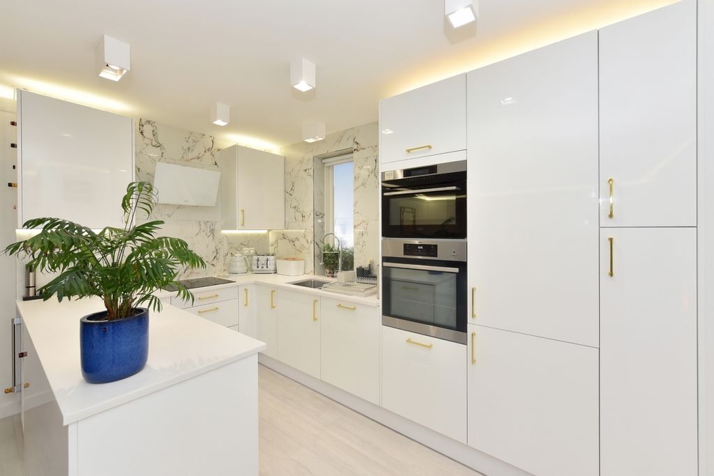 Property photo 2 of 11 Kitchen 3