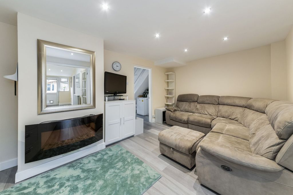 Property photo 3 of 21