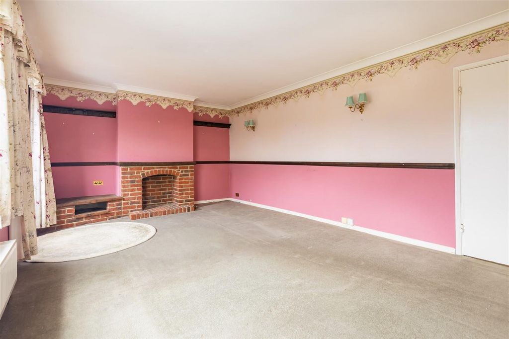 Property photo 3 of 18 37 Amesbury Cl (9).Jpg