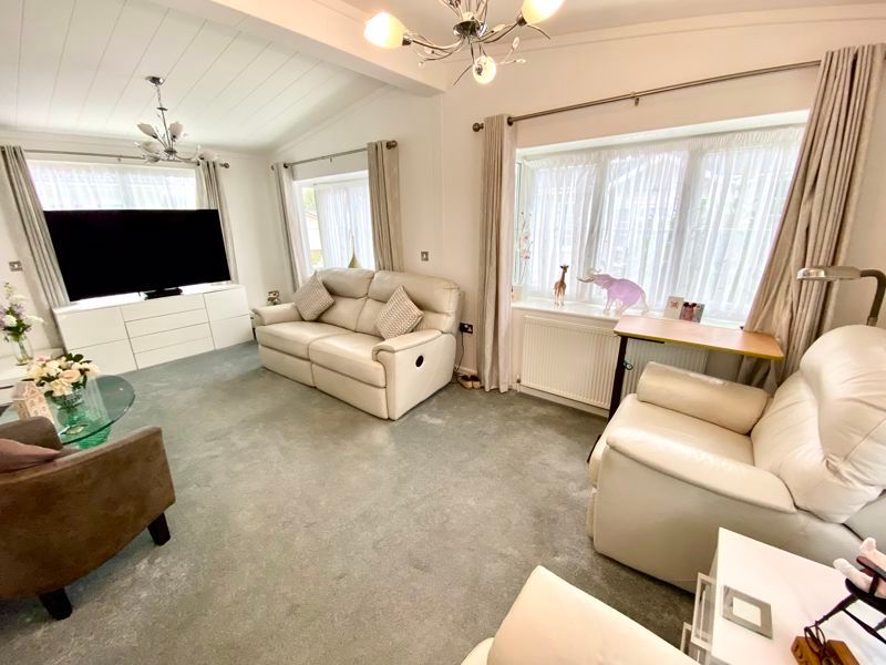 Property photo 2 of 38 Lounge