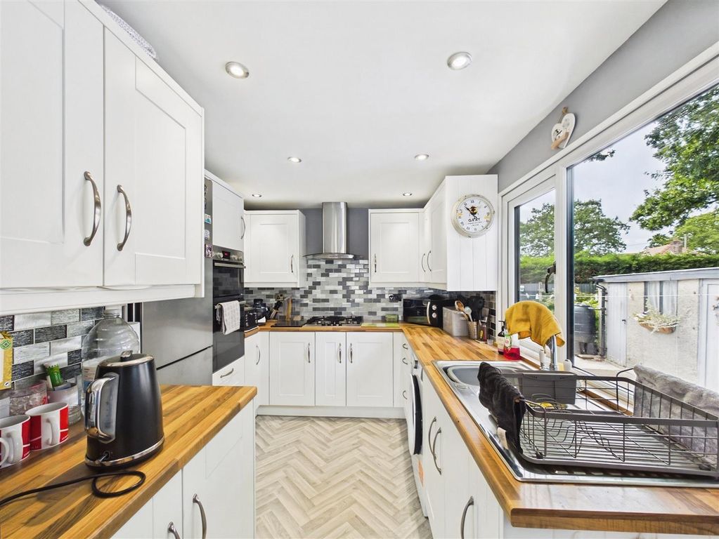 Property photo 2 of 11 Kitchen
