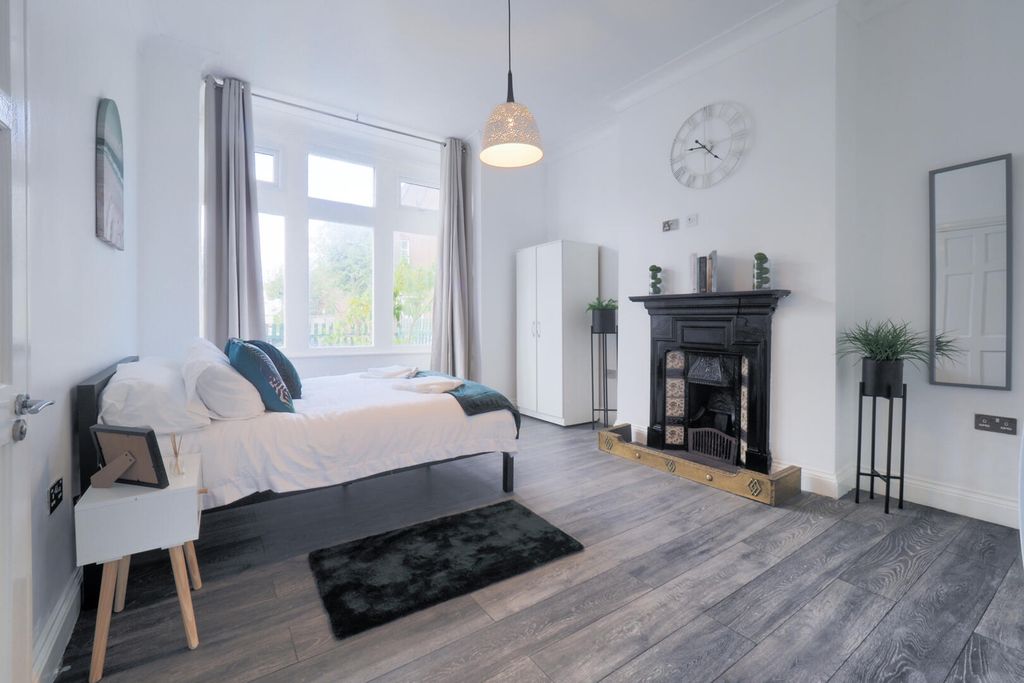 Property photo 2 of 52 Bedroom