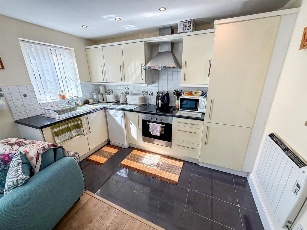 Property photo 3 of 8 Kitchen