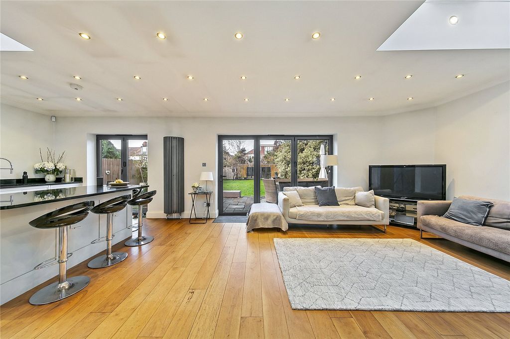 Property photo 3 of 16 Picture No. 32