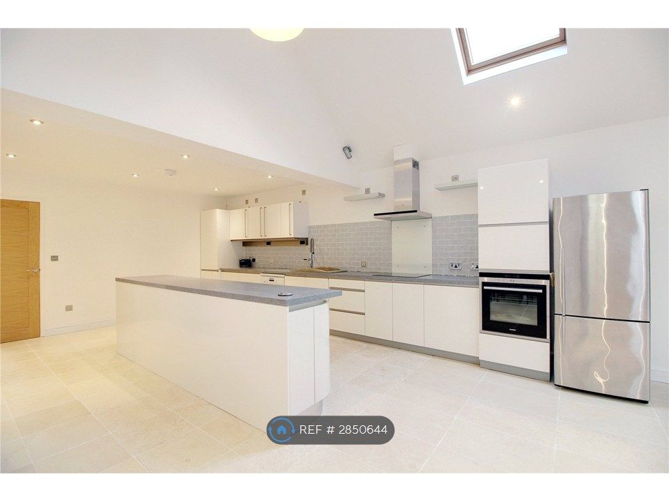 Property photo 3 of 11 Kitchen