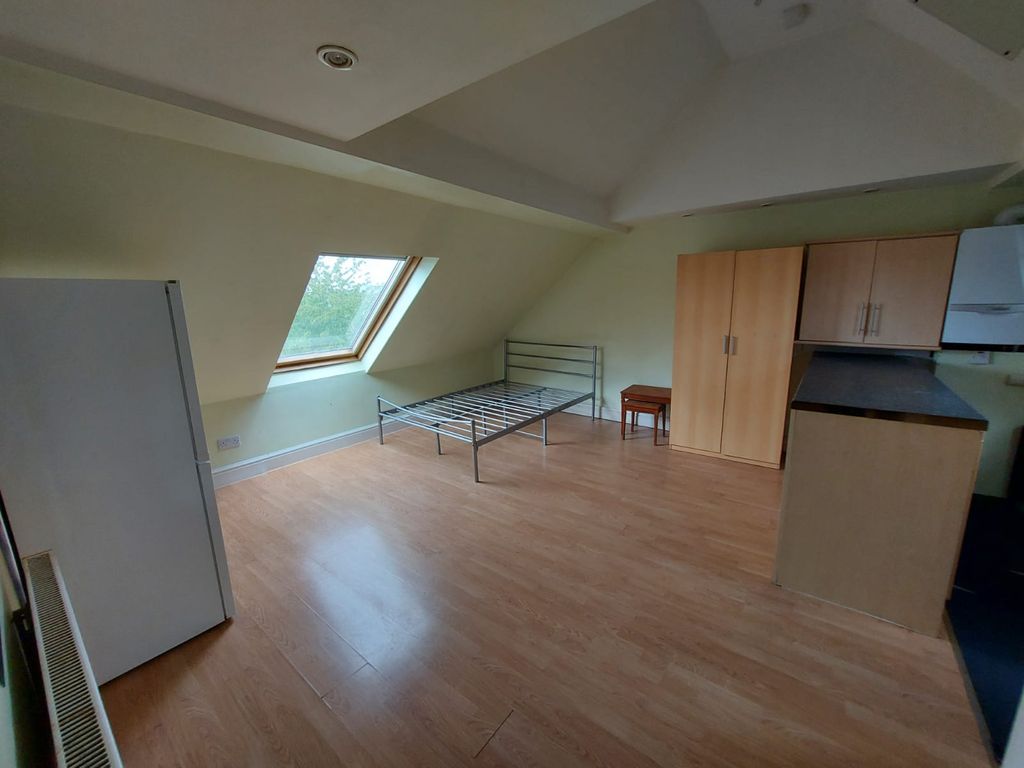 Property photo 1 of 8 Spacious Studio To Rent In Harrow.