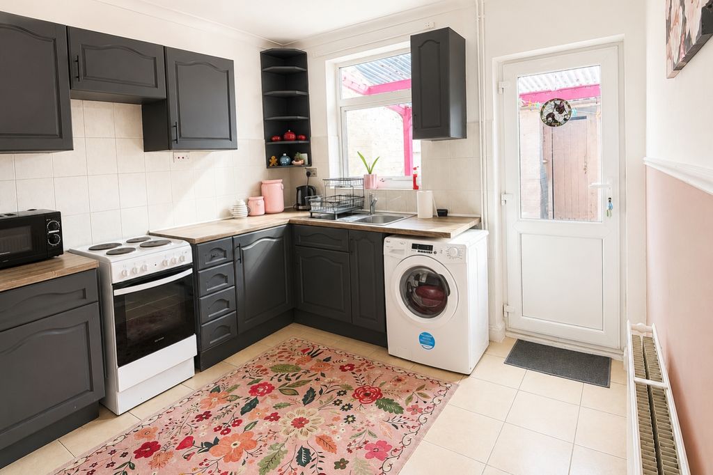 Property photo 3 of 9 Kitchen
