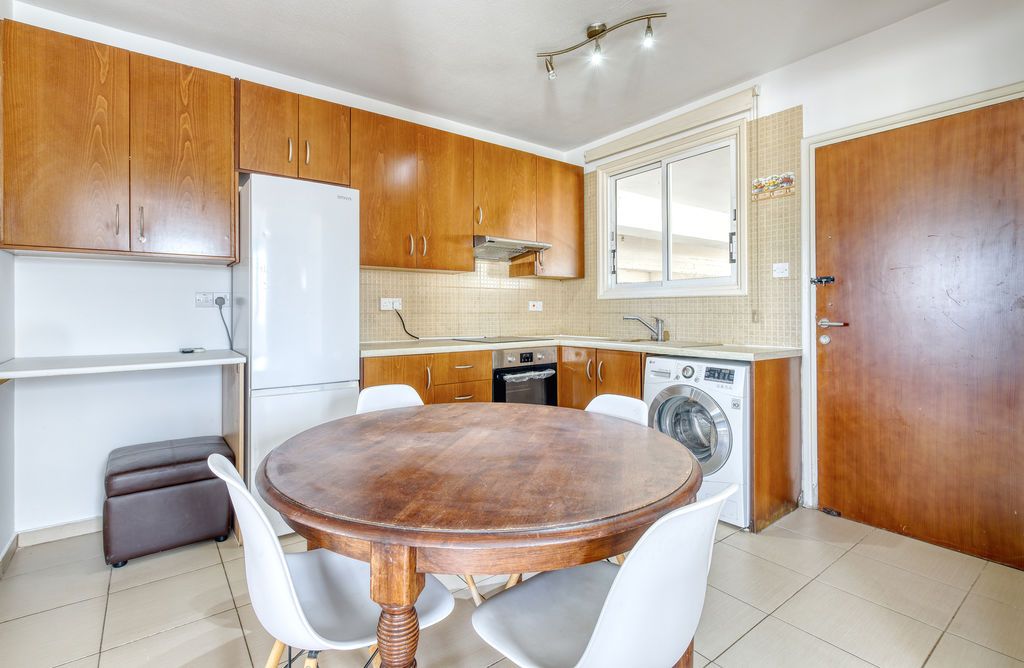 Property photo 3 of 8 Kitchen Dining