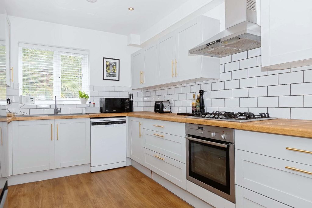Property photo 3 of 23 Hangleton Gardens_15.Jpg
