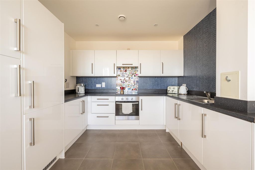 Property photo 2 of 24 Fulbourne Road, E17