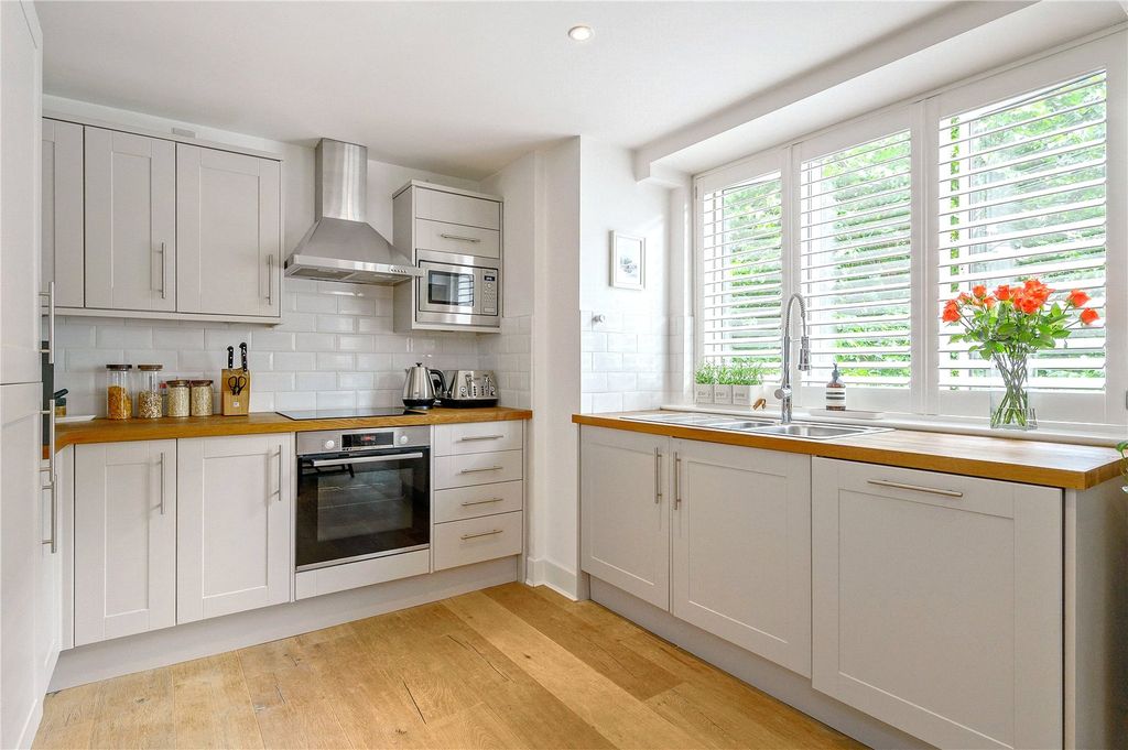 Property photo 3 of 12 Kitchen