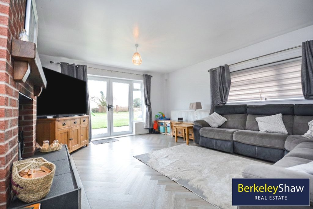 Property photo 3 of 30 Living Room