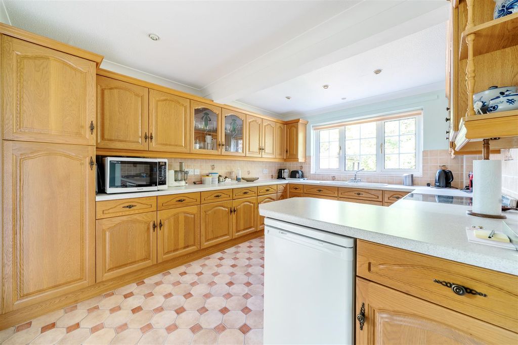 Property photo 3 of 18 Kitchen