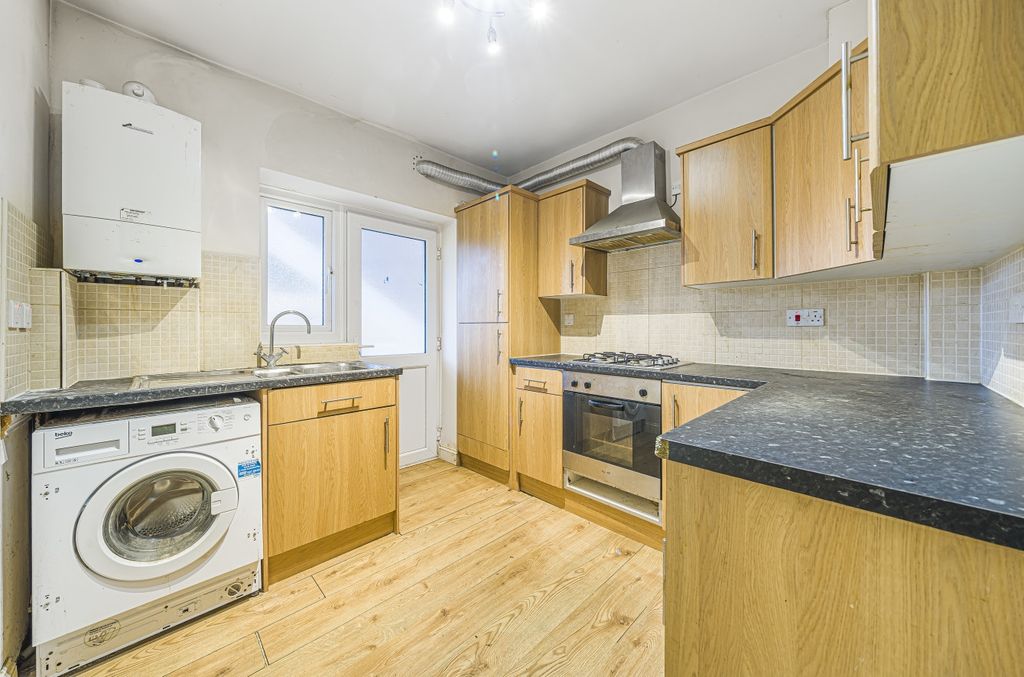 Property photo 3 of 12 Kitchen