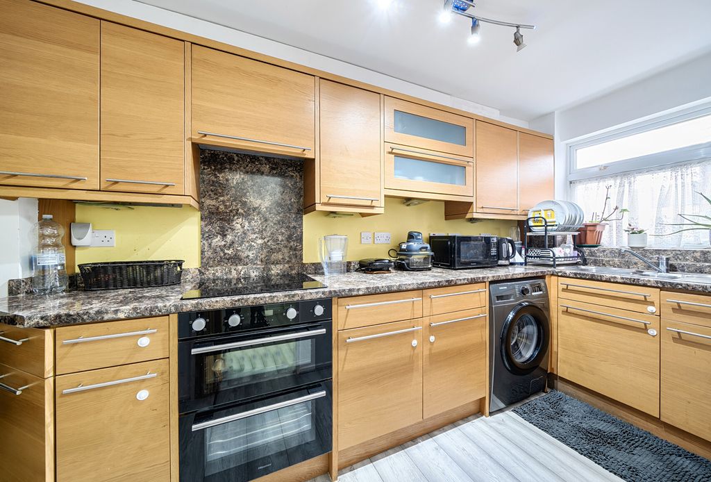 Property photo 3 of 9 1417360-18-699859...