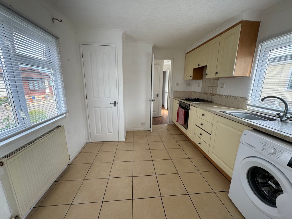 Property photo 3 of 12 Image00023