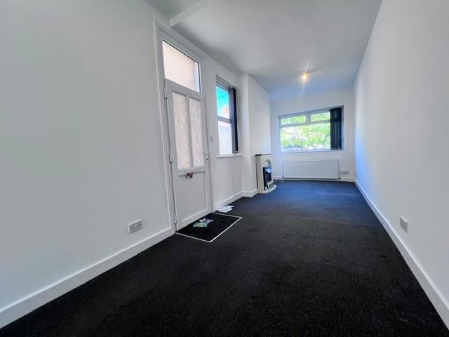 Property photo 2 of 11 125A Breedon Street Lounge.Jpg