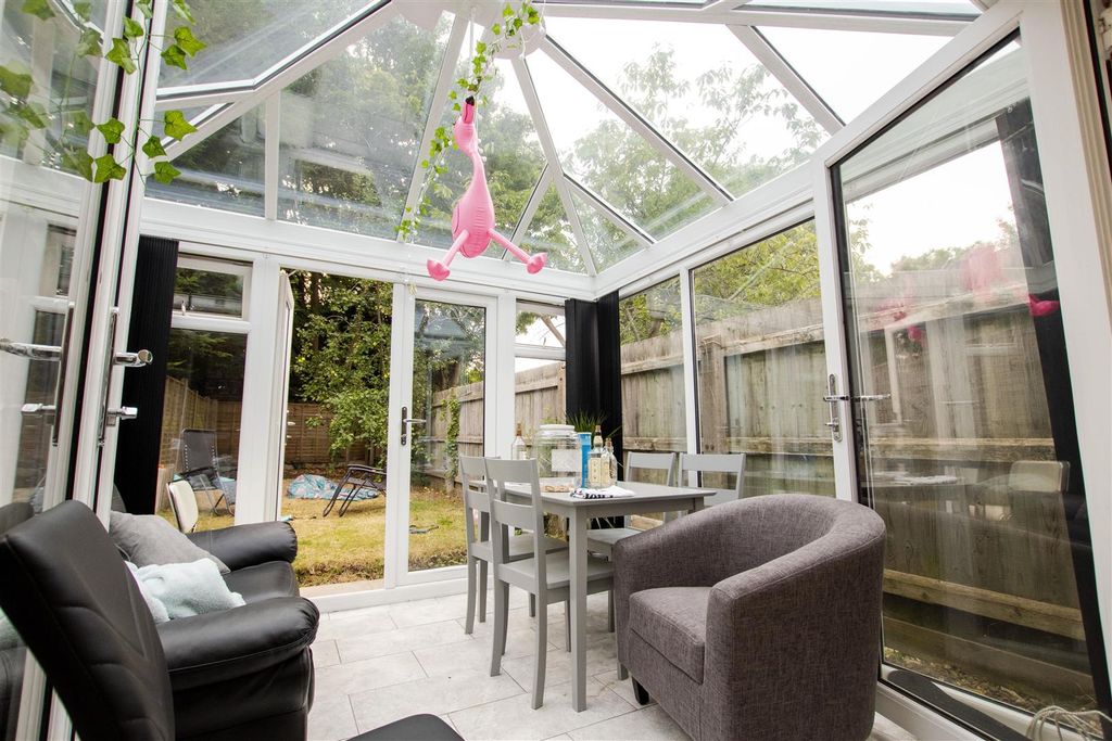 Property photo 3 of 11 Conservatory