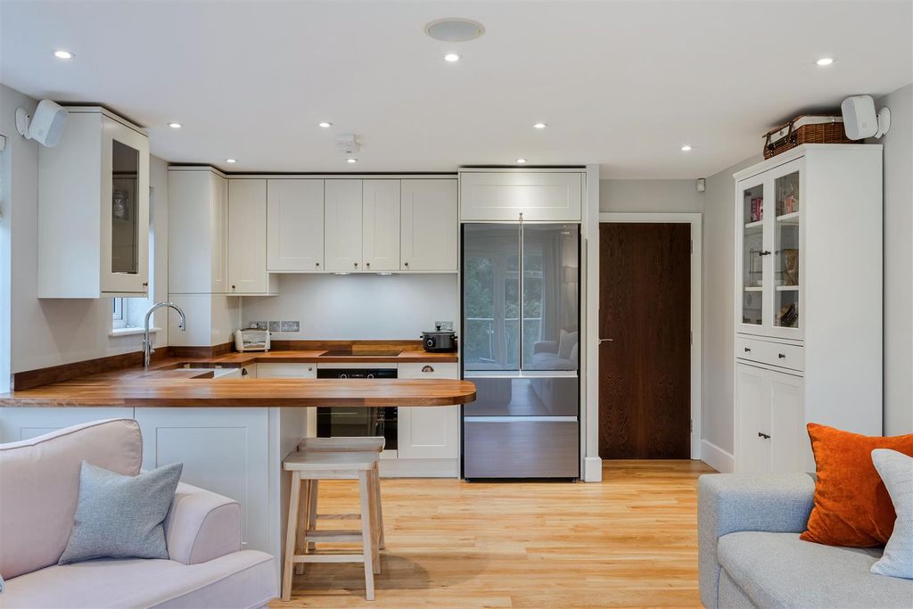 Property photo 3 of 33 Chesham Heights, B8 (29).Jpg