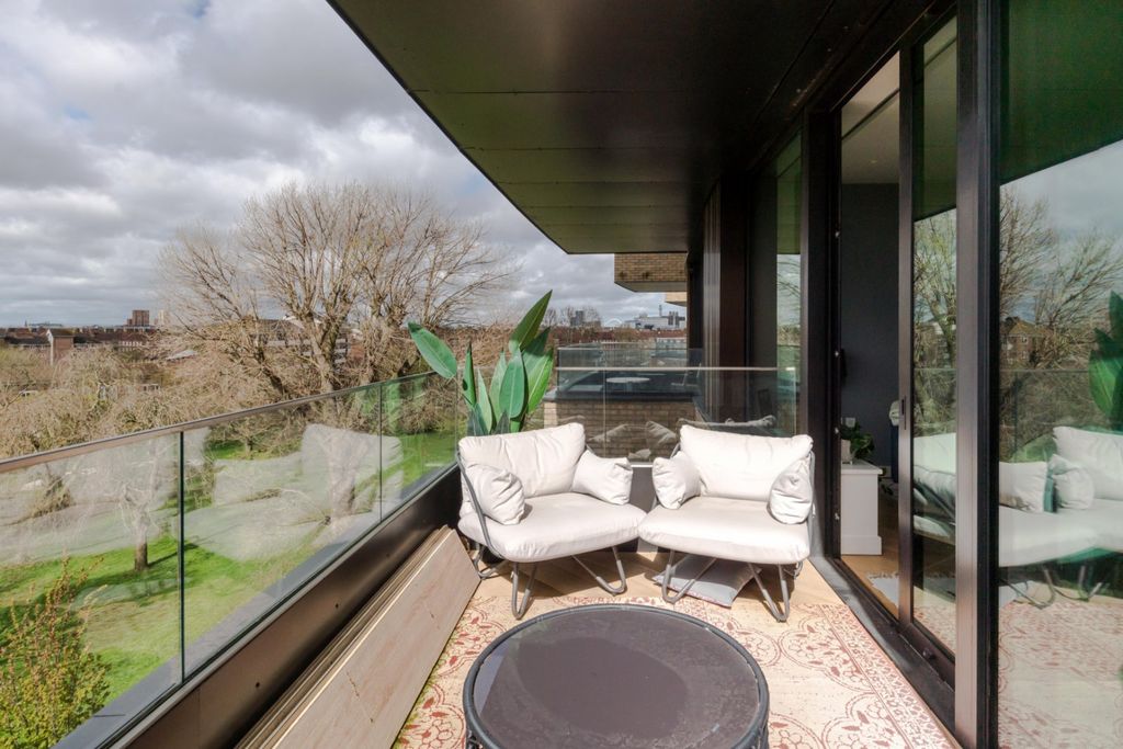 Property photo 2 of 10 Balcony