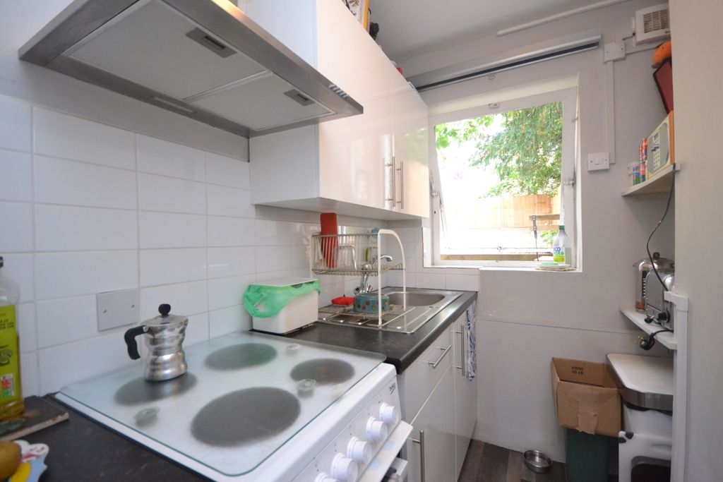 Property photo 2 of 6 Kitchen