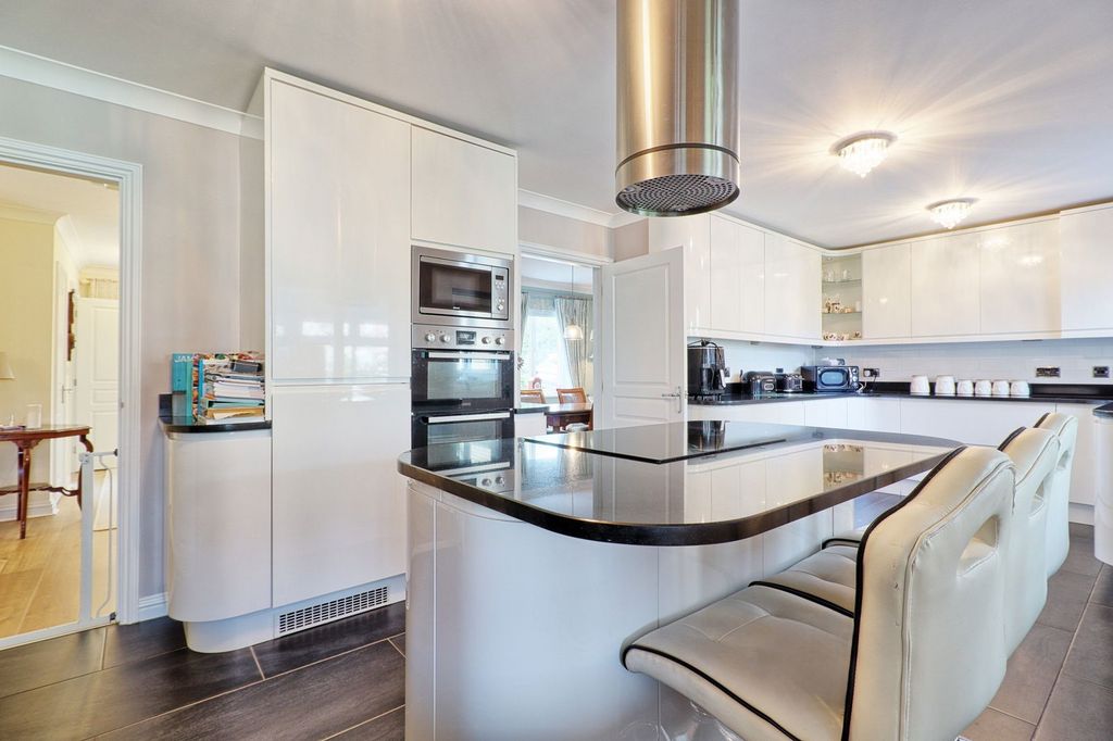 Property photo 2 of 37