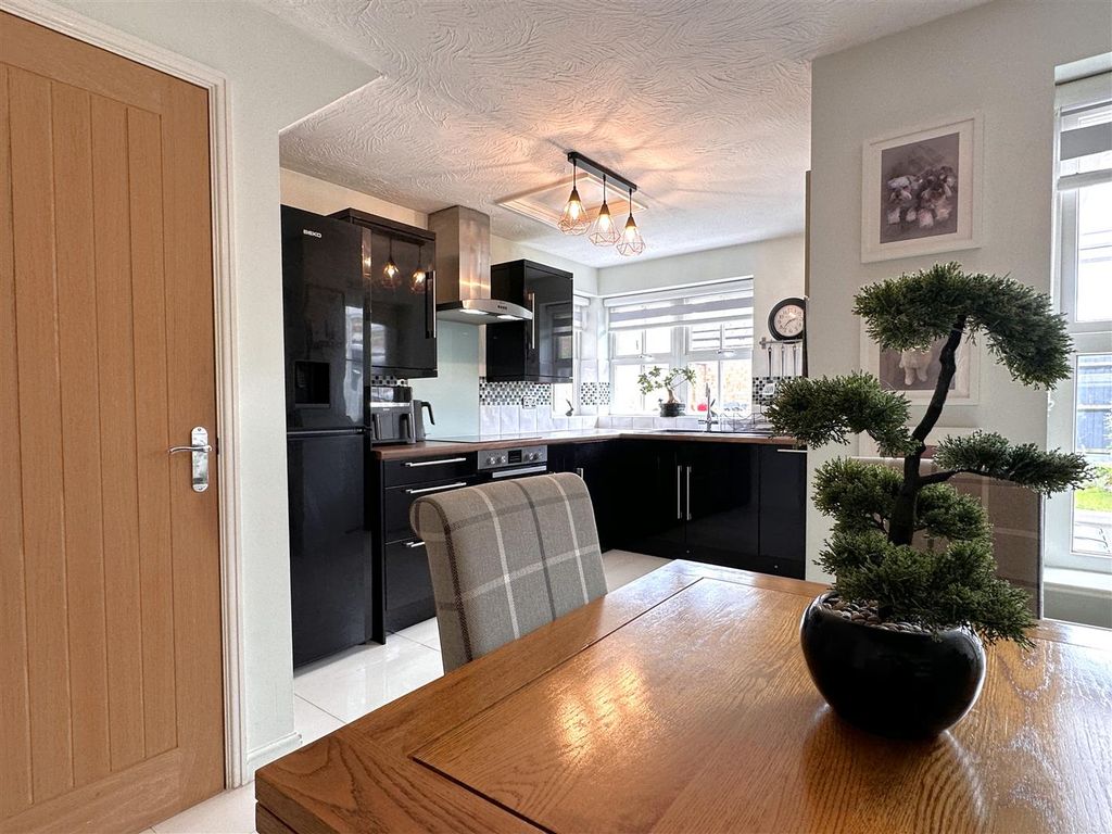Property photo 2 of 26 Dining Kitchen 312