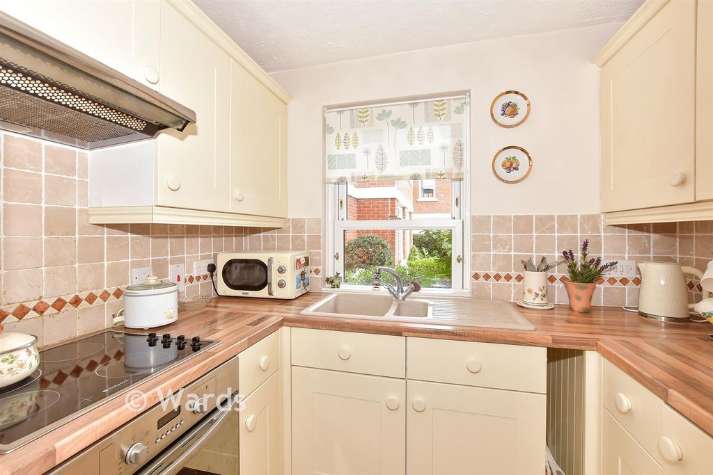 Property photo 3 of 10 Kitchen