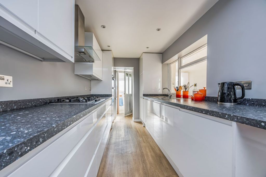 Property photo 2 of 28