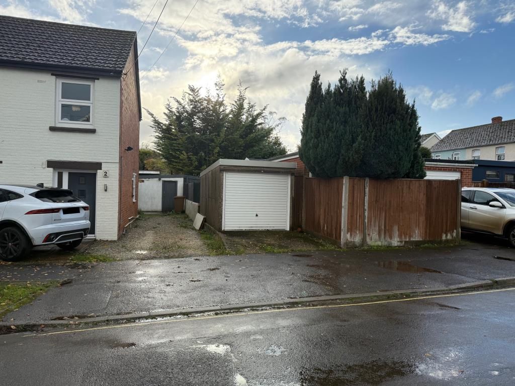 Property photo 1 of 2 Garage