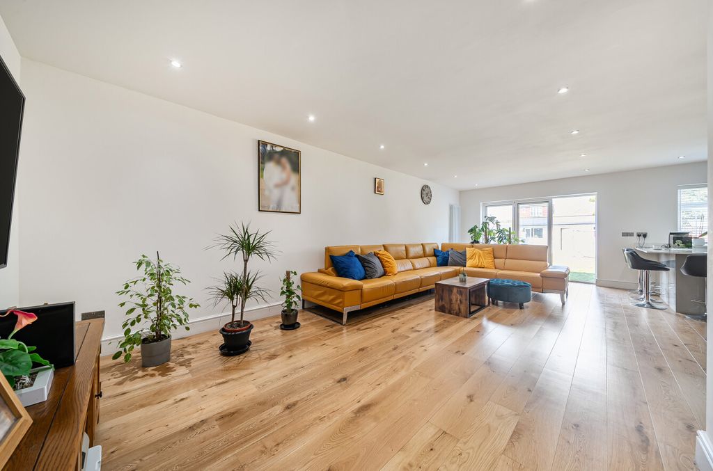 Property photo 2 of 17 1334243-12-689352...