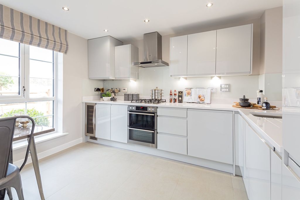 Property photo 3 of 10 Kitchen