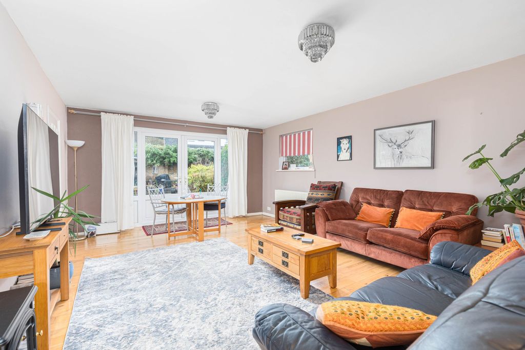 Property photo 2 of 15 Garden Aspect Lounge