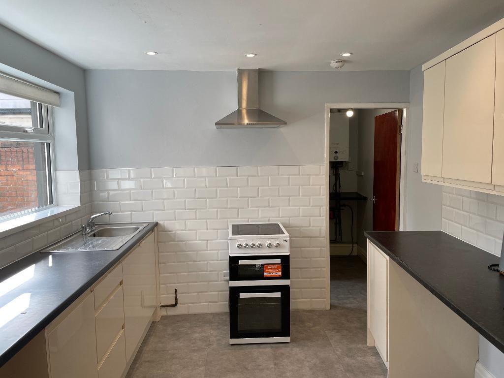 Property photo 3 of 10 Kitchen