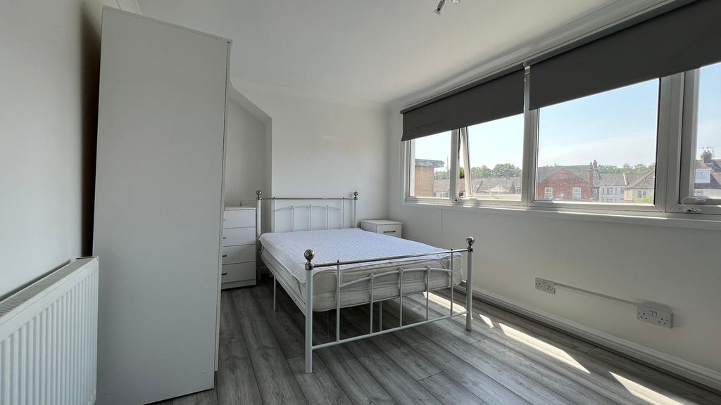 Property photo 2 of 10 cd127877-B9A1-461d-9392-8Dbcc0B14Fd1