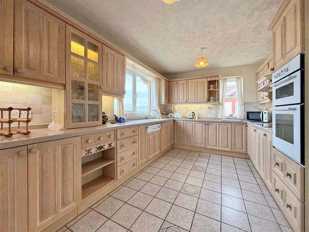 Property photo 3 of 25 Kitchen (2).Jpg