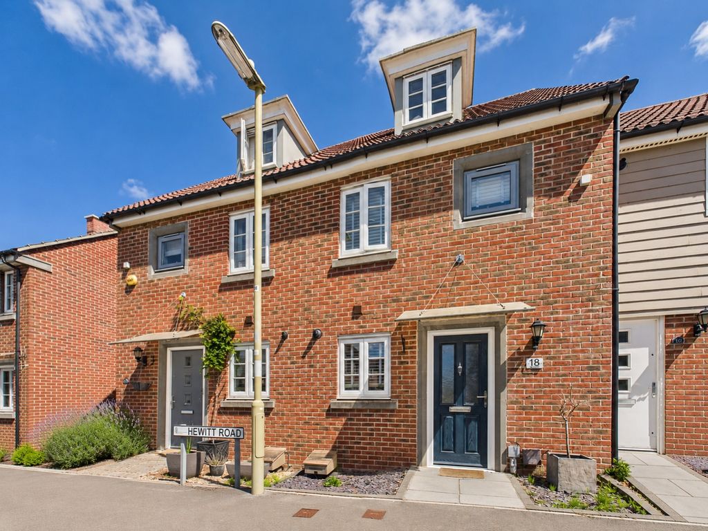 Property photo 1 of 11 Ewemove Estate Agents Basingstoke - Hewitt Road