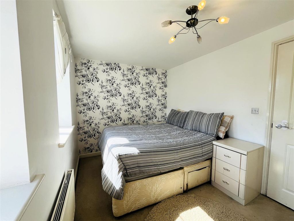 Property photo 2 of 12 Bed 1