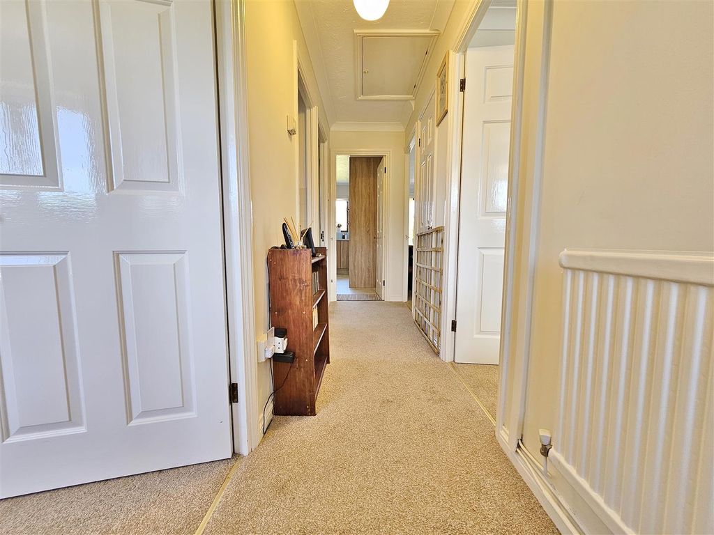 Property photo 3 of 21 Entrance Hallway