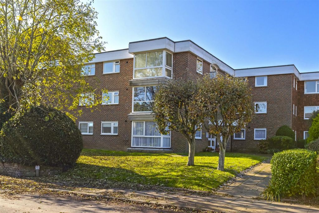 Property photo 1 of 11 7 Meadowside_13.Jpg