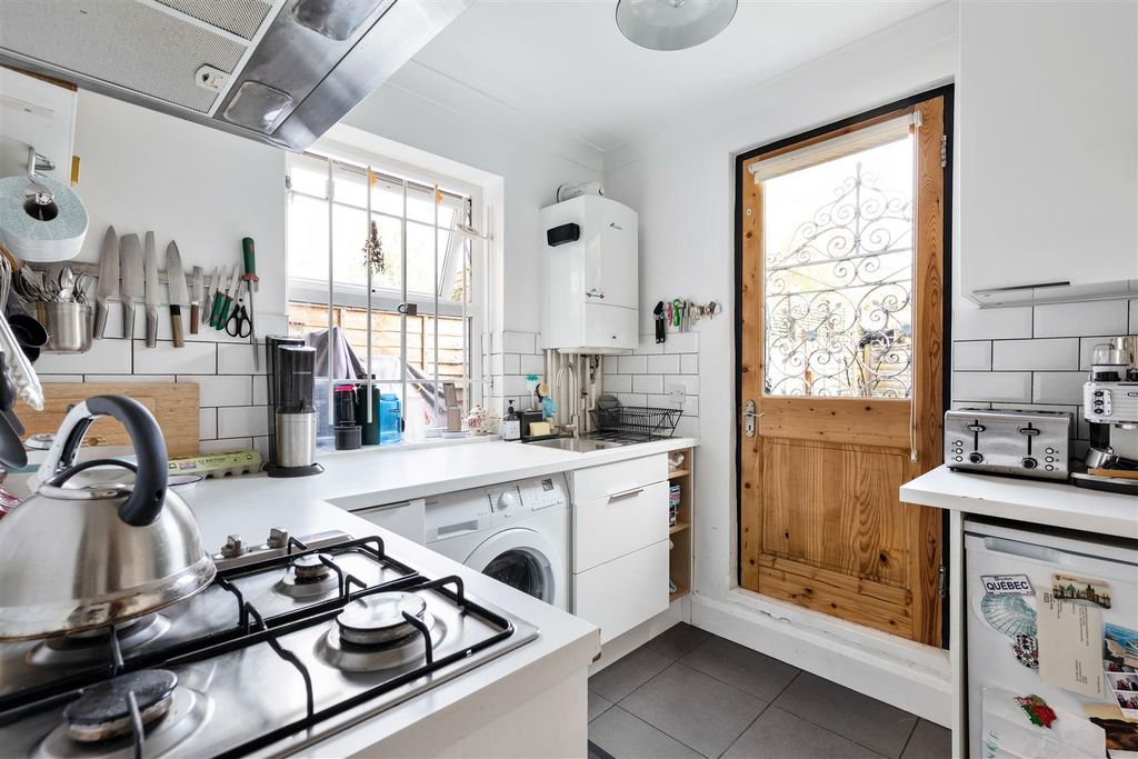 Property photo 3 of 12 Lansdowne Drive, E8