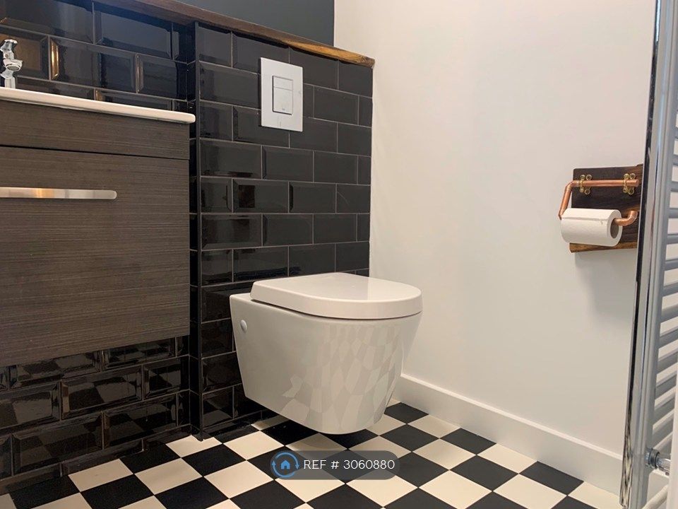Property photo 3 of 17 Ensuite 1