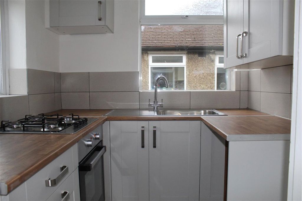 Property photo 3 of 8 Kitchen